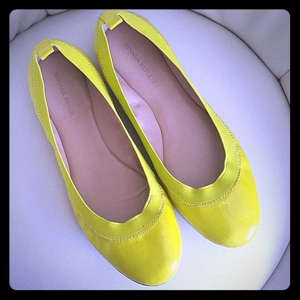 BANANA REPUBLIC Chartreuse ballet flats size 8